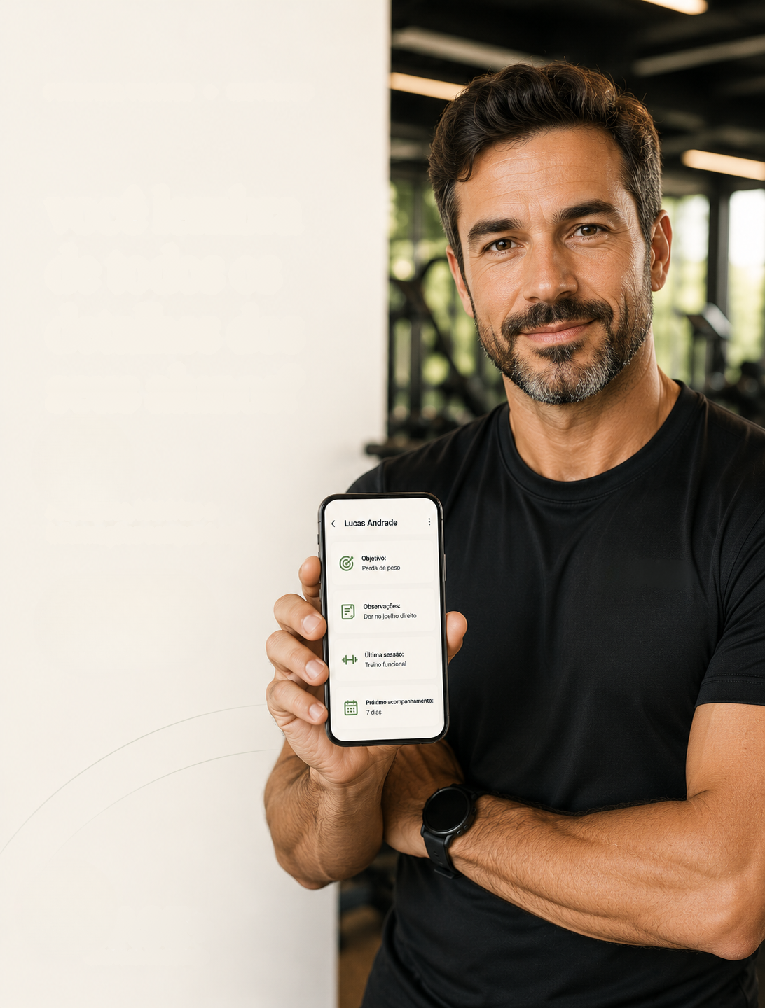Profissional de Personal & Bem-estar usando o BASE+ no celular